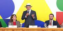 Lula falou brevemente ap&oacute;s assinatura da Medida Provis&oacute;ria referente ao Novo Desenrola Brasil.  Foto: Reprodu&ccedil;&atilde;o/Governo federal