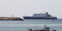 O navio MV Hondius ancorou ao largo da costa da Praia, na ilha de Santiago, Cabo Verde.  Foto: Elton Monteiro/EPA/The Guardian