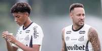 Robinho Jr e Neymar em treino do Santos  Foto:  Raul Baretta/Santos