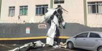 Avi&atilde;o monomotor caiu e atingiu pr&eacute;dio no bairro Silveira, na capital mineira  Foto: Divulga&ccedil;&atilde;o/CBMMG