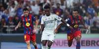  Foto: Yasser Bakhsh/Getty Images - Legenda: Vini Jr est&aacute; confirmado para o El Cl&aacute;sico no pr&oacute;ximo domingo (10) / Jogada10