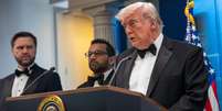 O presidente dos EUA, Donald Trump, discursa durante uma coletiva de imprensa na Sala de Imprensa da Casa Branca, em 25 de abril de 2026, em Washington, DC.  Foto: Getty Images via AFP - ANDREW LEYDEN / RFI