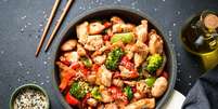 Frango refogado com legumes e gergelim Foto: nadianb | Shutterstock / Portal EdiCase