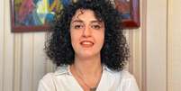 Foto não datada e sem localização especificada da militante iraniana de direitos humanos Narges Mohammadi, cuja libertação os apoiadores exigem há semanas.  Foto: © NARGES MOHAMMADI FOUNDATION / AFP / RFI