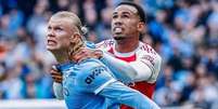 Arsenal est&aacute; cada vez mais perto do t&iacute;tulo da Premier League - Foto: Julian Finney/Getty Images / Jogada10