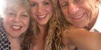 A cantora Shakira posa ao lado da m&atilde;e, Nidia, e do pai, William  Foto: @shakira via Instagram / Estad&atilde;o
