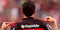 Pedro se livra de Robert Renan, do Vasco, para marcar um golaço no Clássico dos Milhões –  Foto: Adriano Fontes / Flamengo / Jogada10