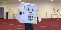 Descubra o significado da mascote Pilili, lançada pelo TSE para os 30 anos da urna eletrônica, e o seu papel nas eleições de 2026 Foto: Reprodução TSE / Perfil Brasil