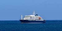 Vista a&eacute;rea do navio de cruzeiro MV Hondius ancorado ao largo do porto da Praia, capital de Cabo Verde, em 3 de maio de 2026.  Foto: &copy; AFP / RFI