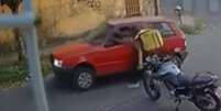 Motorista foi agredido com um soco antes de perder o controle do veículo e bater contra um poste  Foto: Reprodução/Radar Geral/Facebook