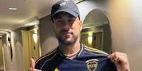 Neymar ganhou e vestiu a camisa do Boca Juniors quando esteve em Buenos Aires  Foto: Reprodu&ccedil;&atilde;o/Twitter