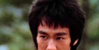 Bruce Lee sobre uma verdade inc&ocirc;moda, mas profundamente humana: 'N&atilde;o reze por uma vida f&aacute;cil; reze pela for&ccedil;a para suportar uma vida dif&iacute;cil'.  Foto: Reprodu&ccedil;&atilde;o, Warner Bros. / Purepeople