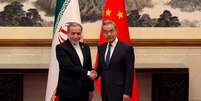 Os ministro das Relações Exteriores do Irã, Abbas Araghchi, à esquerda, e da China, Wang Yi. em Pequim. Em 6 de maio de 2026.  Foto: © France 24 / RFI