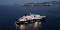 Vista geral do navio de cruzeiro MV Hondius, atracado ao largo do porto de Praia, capital de Cabo Verde, em 6 de maio de 2026.  Foto: &copy; AFP / RFI