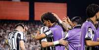 Neymar e Robinho se abraçaram depois do gol  Foto: Raul Baretta / Santos FC.