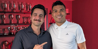 Fred Caldeira durante entrevista com Casemiro, do Manchester United  Foto: Reprodu&ccedil;&atilde;o/Instagram