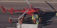 Helicóptero dos bombeiros faz pouso de emergência para resgatar vítima grave de acidente na Linha Amarela, no Rio  Foto: Reprodução/TV Globo