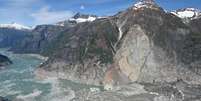 Vista a&eacute;rea do deslizamento de terra e tsunami de agosto de 2025 perto da geleira South Sawyer, no Alasca  Foto: Cyrus Read/U.S. Geological Survey / BBC News Brasil