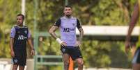 Renan Lodi foi tomar satisfação com Lyanco após a suspensão –  Foto: Reprodução / SporTV / Jogada10
