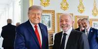 O presidente dos Estados Unidos, Donald Trump, cumprimenta o presidente do Brasil, Luiz In&aacute;cio Lula da Silva, em Washington.  Foto: Ricardo Stuckert/Presid&ecirc;ncia da Rep&uacute;blica / Estad&atilde;o