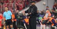 Kompany cumprimenta Kimmich no momento da substituição. Empate eliminou o Bayern na semifinal da Champions - Foto: Divulgação / FC Bayern / Jogada10
