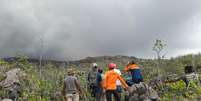 Uma foto divulgada em 8 de maio de 2026 pela Ag&ecirc;ncia Nacional de Busca e Resgate da Indon&eacute;sia (BASARNAS) mostra equipes de resgate de prontid&atilde;o ap&oacute;s a erup&ccedil;&atilde;o do vulc&atilde;o Monte Dukono, em Halmahera Norte, Maluku do Norte. Tr&ecirc;s excursionistas morreram na erup&ccedil;&atilde;o do vulc&atilde;o Monte Dukono, na Indon&eacute;sia, em 8 de maio, quando se encontraram em uma zona de risco, disseram as autoridades.  Foto: AFP - HANDOUT / RFI