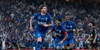 Ramiro Enrique, do Al Kholood, em disputa de bola com Rében Neves, do Al-Hilal - Foto: Yasser Bakhsh/Getty Images / Jogada10