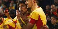 Foto: Divulga&ccedil;&atilde;o - Legenda: Jogadores do Lens comemoram o gol marcado pelo jovem Mezian Soares / Jogada10