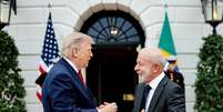 O presidente brasileiro Lula da Silva cumprimenta o presidente dos EUA, Donald Trump, na chegada &agrave; Casa Branca: viagem tamb&eacute;m tem uma segunda fun&ccedil;&atilde;o, igualmente importante para Lula, j&aacute; que cada ponto da agenda bilateral se relaciona diretamente com uma quest&atilde;o eleitoral interna. Ricardo Stuckert/PR, CC BY  Foto: The Conversation