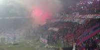 Torcida do Independiente Medell&iacute;n x Flamengo lan&ccedil;a sinalizadores, entre outros objetos, no campo do Atanasio Girardot &ndash;  Foto: Reprodu&ccedil;&atilde;o / Jogada10
