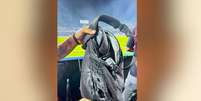 Mochila da equipe da ESPN que pegou fogo por conta das bombas.   Foto: Reprodu&ccedil;&atilde;o/ESPN