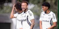 Foto: Raul Baretta/ Santos - Legenda: Neymar durante treinamento do Santos no CT Rei Pel&eacute; / Jogada10