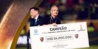 Flamengo comemora t&iacute;tulo e dinheiro como campe&atilde;o da Libertadores - Foto: Adriano Fontes / Flamengo - Legenda: Presidente rubro-negro com cheque de premia&ccedil;&atilde;o da Libertadores / Jogada10