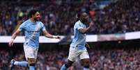 Cherki, do Manchester City, disputa a bola com Jensen e Aaron Hickey, do Brentford.  Foto: Michael Regan/Getty Images / Jogada10
