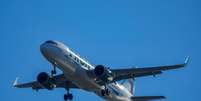 Um avi&atilde;o da Frontier Airlines se aproxima do Aeroporto Nacional Ronald Reagan de Washington  Foto: REUTERS/ Ken Cedeno