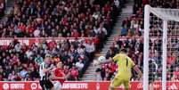 Nick Woltemade, do Newcastle, e Nicolas Dominguez, do Nottingham, travam disputa no City Ground &ndash;  Foto: Shaun Botterill/Getty Images / Jogada10