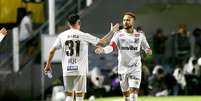 Neymar comemora gol do Santos na vit&oacute;ria contra o Red Bull Bragantino na Vila Belmiro Foto: MAUR&Iacute;CIO DE SOUZA / AGIF