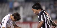 Neymar e Ronaldinho em partida entre Santos e Atl&eacute;tico-MG, em 2012  Foto: Miguel Schincariol/LatinContent via Getty Images