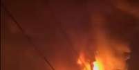 Inc&ecirc;ndio de grandes propor&ccedil;&otilde;es destr&oacute;i f&aacute;brica de velas em Mau&aacute;  Foto: Reprodu&ccedil;&atilde;o: Instagram / Estad&atilde;o