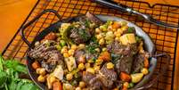 Refogado de carne com gr&atilde;o-de-bico e legumes  Foto: Mironov Vladimir | Shutterstock / Portal EdiCase