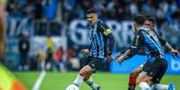 Lu&iacute;s Castro grita instru&ccedil;&otilde;es para o time durante a derrota do Gr&ecirc;mio para o Flamengo. Foto: Lucasuebel/Gr&ecirc;mio / Jogada10