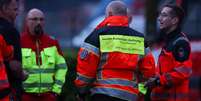 M&eacute;dicos chegam &agrave; Base A&eacute;rea de Eindhoven, na Holanda, em 10 de maio de 2026, para receber passageiros do MV Hondius.  Foto: RFI