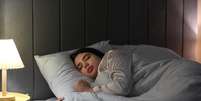 Dormir mal e usar telas antes de pegar no sono pode dificultar a perda de gordura abdominal  Foto: Shutterstock / Sport Life