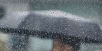 Pessoa com guarda-chuva. Foto: Reprodu&ccedil;&atilde;o/Canva Imagens / Portal de Prefeitura