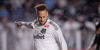 Neymar bate com a perna esquerda e abre o placar pro Santos - Foto: Raul Baretta/Santos / Jogada10