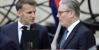 O presidente franc&ecirc;s, Emmanuel Macron, conversa com o primeiro‑ministro brit&acirc;nico, Keir Starmer, no p&aacute;tio do Pal&aacute;cio do Eliseu, em Paris, em 17 de abril de 2026, durante reuni&atilde;o de aliados que discutiu o envio de uma for&ccedil;a multinacional para garantir a seguran&ccedil;a e a livre navega&ccedil;&atilde;o no estreito de Ormuz.  Foto: RFI