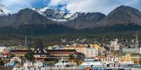 Ushuaia &eacute; conhecida como o 'fim do mundo' e serve porta de entrada para viagens para a Ant&aacute;rtida e Patag&ocirc;nia  Foto: Getty Images / BBC News Brasil
