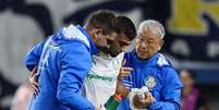 Andreas Pereira deixa o campo amparado no empate do Palmeiras contra o Remo  Foto: Cesar Greco/Palmeiras