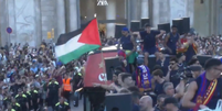 Yamal ergue bandeira da Palestina ap&oacute;s conquista do Barcelona no campeonato espanhol  Foto: Reprodu&ccedil;&atilde;o/Redes Sociais