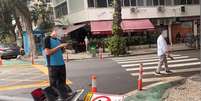 Poste de sinaliza&ccedil;&atilde;o ca&iacute;do em Copacabana  Foto: Reprodu&ccedil;&atilde;o/X/Centro de Opera&ccedil;&otilde;es Rio